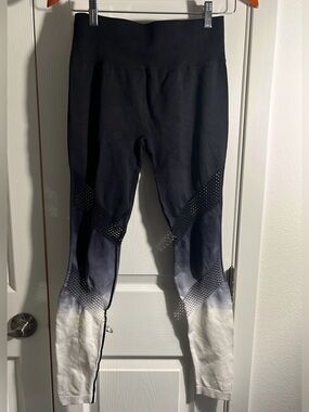 ♥️Forever 21 Black-to-White Ombre Leggings with Mesh Accents